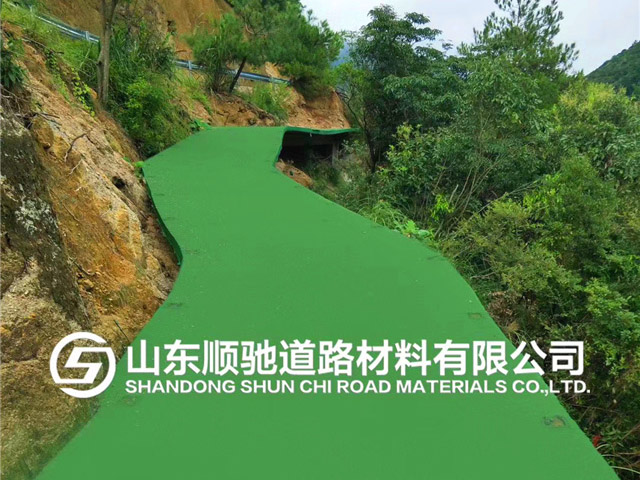 三清山景區彩色陶瓷顆粒路面施工案例